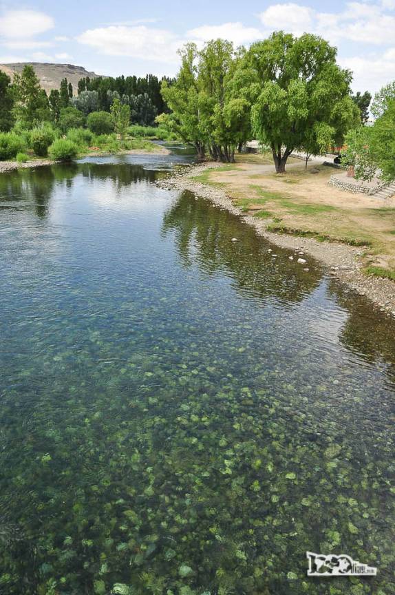 O lindo, cristalino e delicioso rio Chimehuín, que corta a cidade de Junín de Los Andes, no sul da Argentina